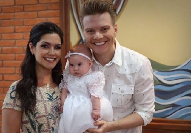 Reprodução/Instagram Thais Fersoza e Michel Teló comemoram batizado da filha.