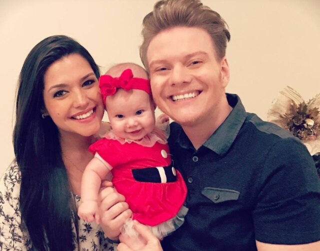 Reprodução/Instagram Thaís Fersoza e Michel Teló postam fotos da filha vestida de Mamãe Noel.