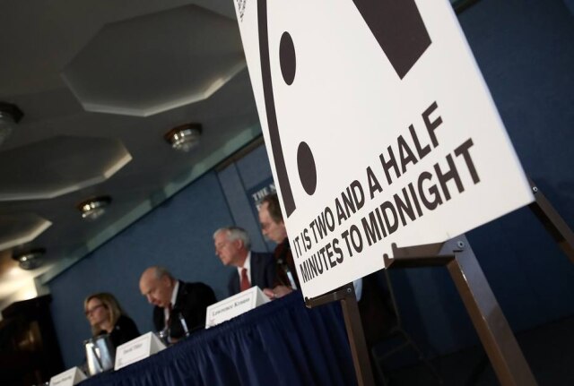 Win McNamee/Getty Images/AFP 'Faltam dois minutos e meio para meia-noite'