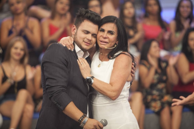 Edu Moraes/RecordTV Gretchen e Gabriel choram ao se reencontrar após cinco anos.