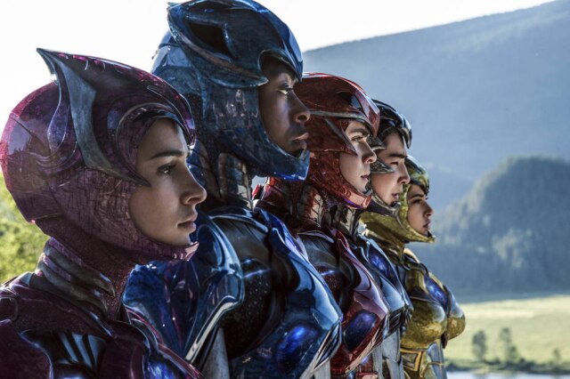 Kimberly French/Lionsgate via AP Da esquerda para a direita: Naomi Scott, RJ Cyler, Dacre Montgomery, Ludi Lin e Becky G em cena de 'Power Rangers - O Filme'