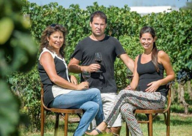 Antígua Bodega Stagnari|Divulgação Mãe e chefe. Virginia Stagnari com os filhos