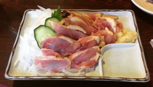 Instagram/@takaha4_ A nova moda nos restaurantes de Tóquio é servir o torisashi, frango cru como um sashimi.
