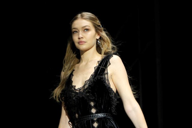 REUTERS/Andrew Kelly No início de sua carreira, Gigi Hadid sofria críticas sobre não ser magra o suficiente para a indústria. Agora, a situação é o contrário