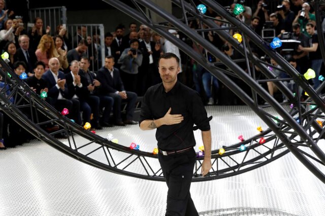 François Guillot/AFP .O belga Kris Van Assche, em 2016 na passarela da Dior Homme, e a partir de agora na direção da Berluti