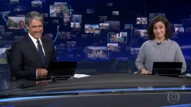 Reprodução de 'Jornal Nacional' (2018) / Globo William Bonner se diverte na bancada do 'Jornal Nacional', ao lado de Renata Vasconcellos.