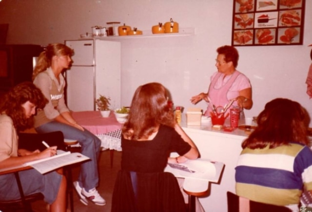 Escola Wilma Kövesi de cozinha Wilma dá aula em sua escola nos anos 80