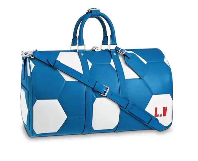 Divulgação Louis Vuitton O modelo da mesma coleção da Louis Vuitton em parceria com a Fifa está à venda no Brasil por R$ 17.900