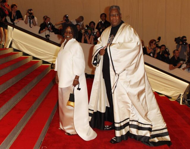 REUTERS/Lucas Jackson Com a atriz Whoopi Goldberg no baile de gala do MET em 2010