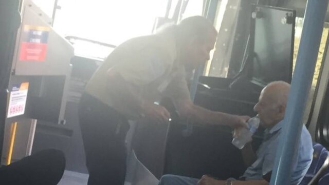 Twitter / @BL42024 Motorista Mike Blair foi parabenizado pela companhia de transporte público após socorrer idoso de 92 anos.