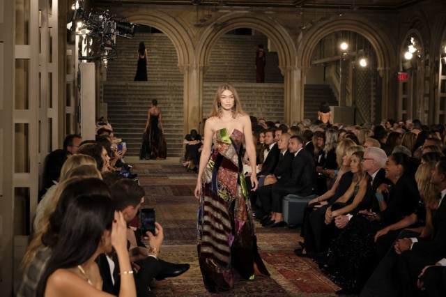 Landon Nordeman/The New York Times) A top Gigi Hadid em um vestido de noite com recortes, no evento megadesfile que Ralph Lauren armou em pleno Central Park