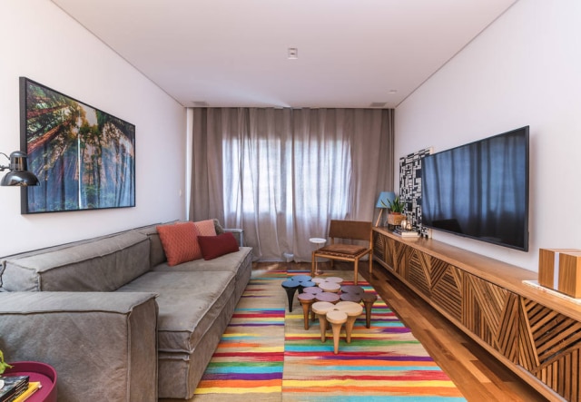 Estúdio 360 Vista geral da sala; o sofá cinza se harmoniza com as cortinas