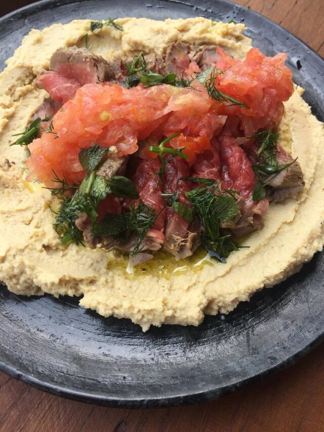 Patrícia Ferraz/Estadão Rosbife com homus e vinagrete.