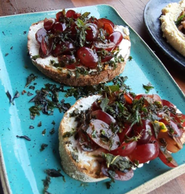 Patrícia Ferraz/Estadão Bruschetta de queijo de cabra com uvas roxas marinadas em balsâmico e mel.