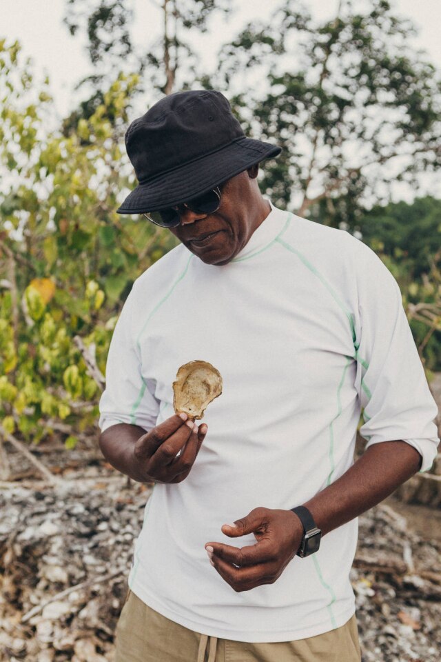 National Geographic / Reprodução Jornada de Samuel L. Jackson para entender melhor o tráfico de escravos levou o ator a países como o Gabão e o Brasil