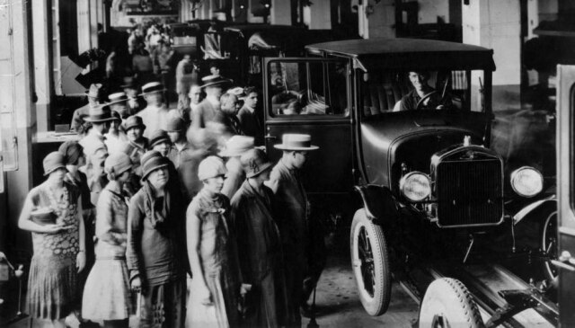 Acervo/Estadão Visita à linha de montagem da Ford em São Paulo, década de 1920.