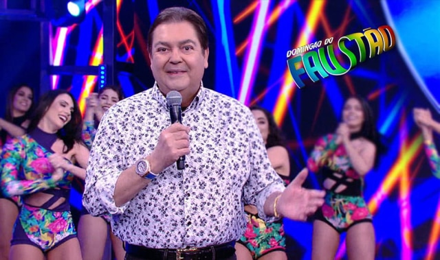 GLOBO Faustão com as bailarinas no 'Domingão', que ficou no ar por 32 anos