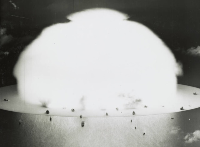 Departamento de Defesa dos EUA /Library of Congress Nuvem de cogumelo formada com detonação de uma bomba atômica durante os testes nucleares no Atol de Biki, 1946.