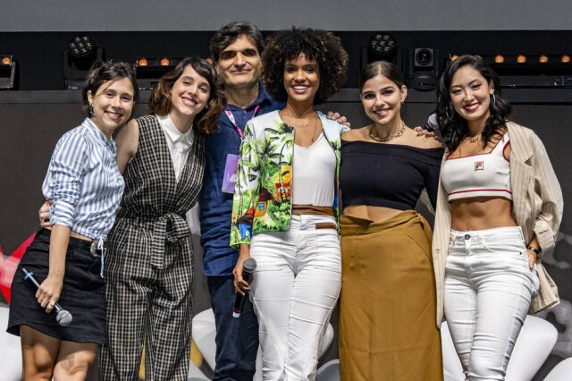 Fábio Rocha/TV Globo Cao Hamburger com o elenco de 'As Five'