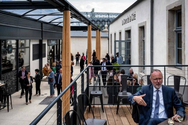 Jeff Pachoud/AFP Pessoas visitando o primeiro dia no Centro Internacional de Gastronomia e Vinho de Dijon, na França, em 6 de maio de 2022
