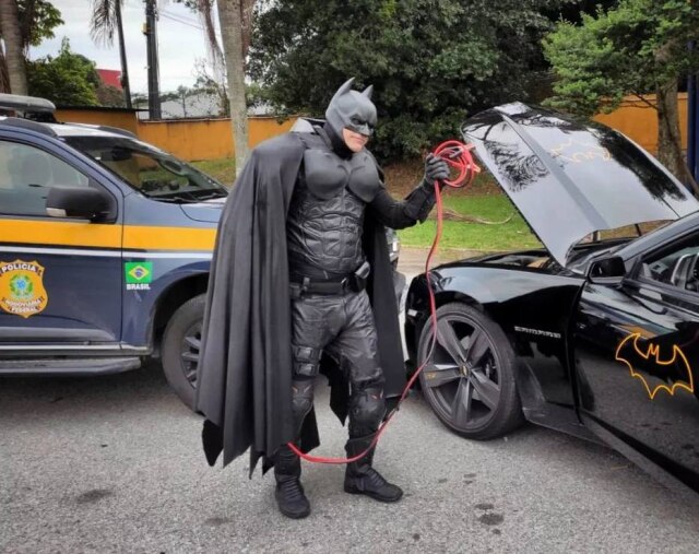 PRF-SC O aposentado Renato Bilbao vestido de Batman em Florianópolis, Santa Catarina.