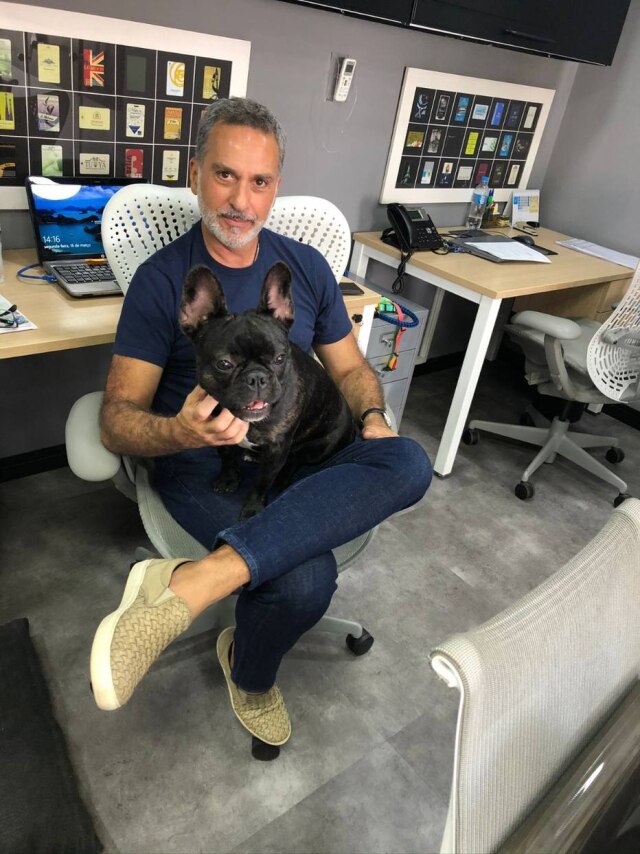 Arquivo pessoal Silvio segurando a Cacau no colo