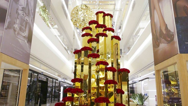 divulgação Detalhe da pirâmide de vasos dourados: parte da decoração de Natal do shopping JK Iguatemi