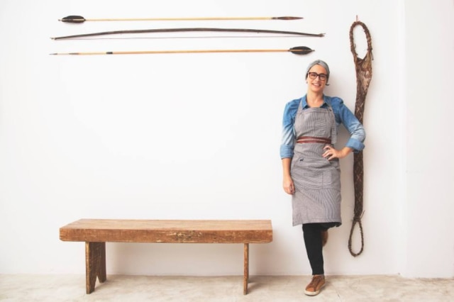 Divulgação Estilo. A chef Bel Coelho com o avental que criou