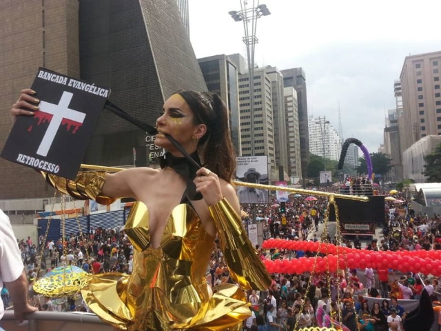 Felipe Resk Modelo transexual Viviany Beleboni durante Parada Gay em SP