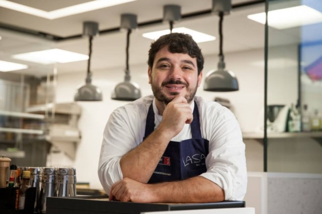 Leonardo Wen O chef carioca Rafael Costa e Sila, do Lasai, que aparece pela primeira vez na lista dos 100 melhores restaurantes do mundo.