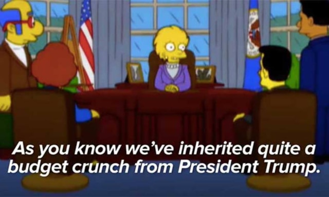 Divulgação Lisa Simpson ocupa a presidência dos Estados Unidos, e reclama da situação financeira deixada pelo presidente que a antecedeu: Donald Trump.