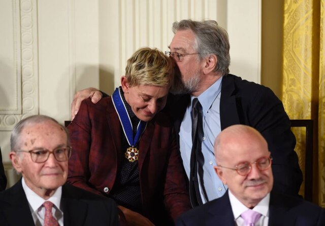 Saul Loeb/AFP Photo Após receber a medalha, apresentadora recebeu os parabéns do ator Robert DeNiro