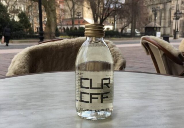 https://www.instagram.com/clrcff/ Clear Coffee é um café clareado que promete não manchar os dentes.
