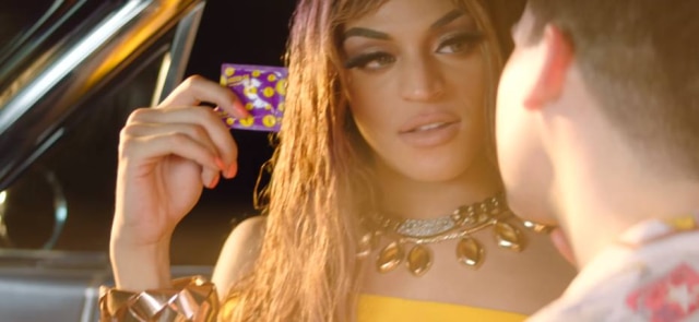 YouTube/ Pabllo Vittar No clipe de 'Corpo Sensual', Pabllo segura uma camisinha