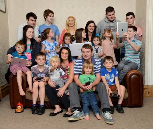 Facebook/TheRadfordFamily Ao todo, são 19 filhos vivos, porque Sue perdeu um com 23 semanas de gestação em 2014.