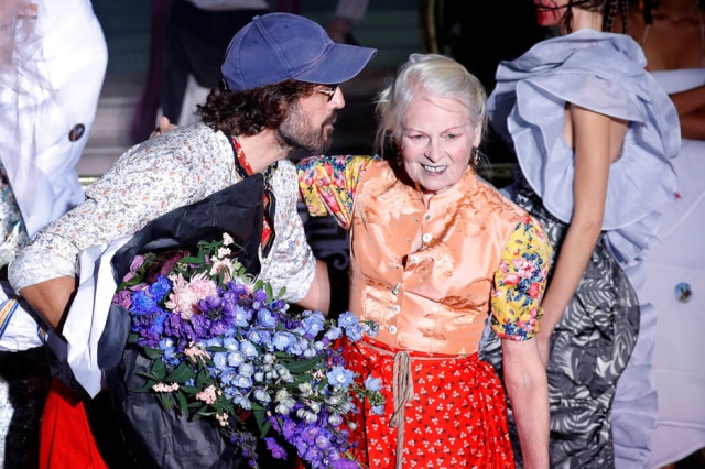 Charles Platiau/ REUTERS Vivienne Westwood e seu marido Andreas Kronthaler no final do desfile de Verão 2018 da marca do casal