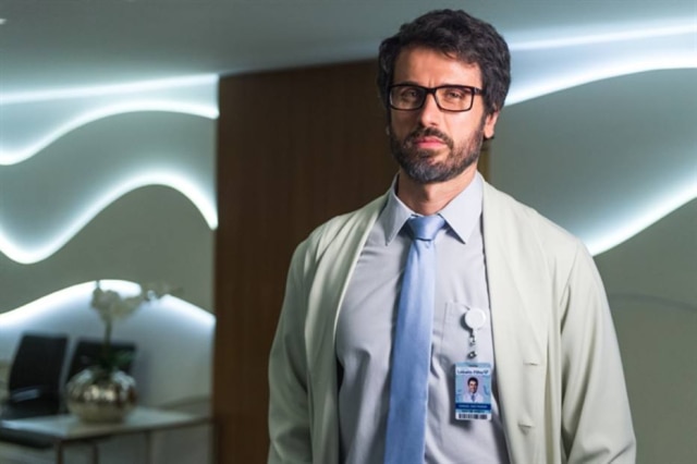 Globo/Raquel Cunha/Divulgação O personagem Samuel, que vive um affair às escondidas com o motorista Cido (Rafael Zulu), deve ser desmascarado em breve