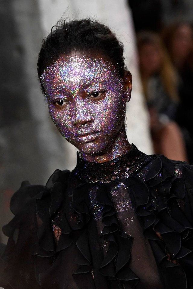 AFP Photo/Bertrand Guay O pigmento holográfico foi a aposta da maquiadora Val Garland para o desfile da Giambattista Valli