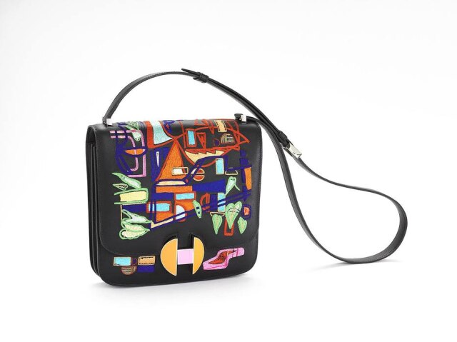 Divulgação A bolsa '2002' ganhou bordados inspirados no trabalho do ilustrador carioca Filipe Jardim