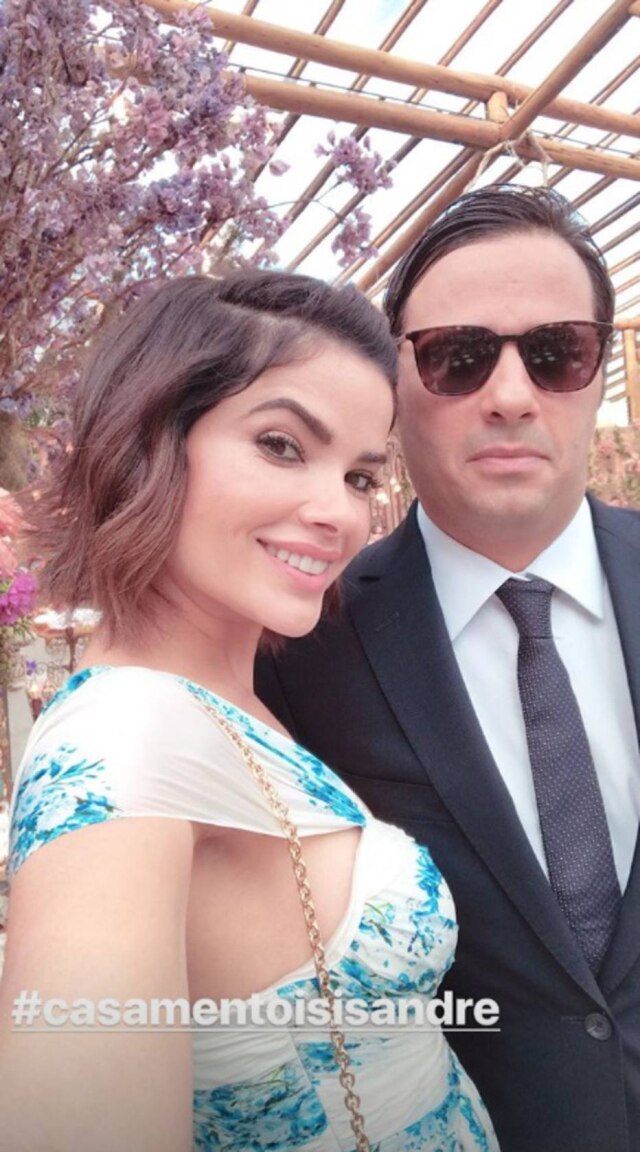 Instagram / @vanessagiacomo A atriz Vanessa Giácomo e o marido, o empresário Giuseppe Dioguardi, no casamento de Isis Valverde.
