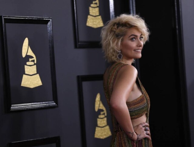 Mario Anzuoni/Reuters A modelo Paris Jackson limpou a estrela do radialista Michael Jackson na Calçada da Fama após ela sofrer vandalismo
