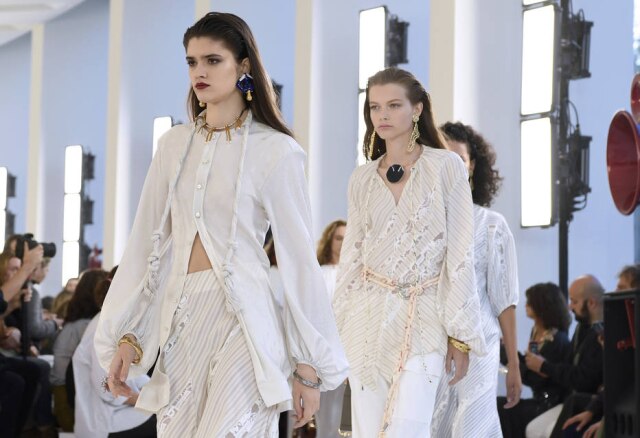 Alain JOCARD/AFP Suavidade e silhuetas dos anos 70: o verão hippie modernista da Chloé, em Paris