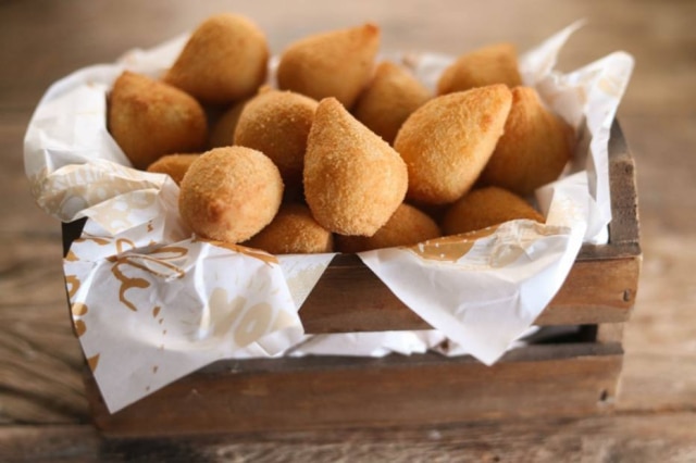 Gabriela Biló|Estadão Coxinhas da nova Rê Cruz To Go estão à venda fritas e congeladas