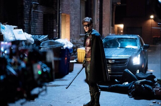 Netflix O policial Dick Grayson se transforma em Robin em 'Titãs'.