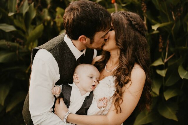 Dani Ford Photography Menino faminto tentava mamar durante ensaio e mãe brincou dizendo que o filho é 'selvagem'.