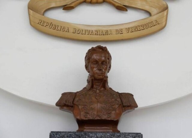REUTERS/Carlos Garcia Rawlins Busto de Simón Bolívar na Assembleia Nacional venezuelana, em Caracas.