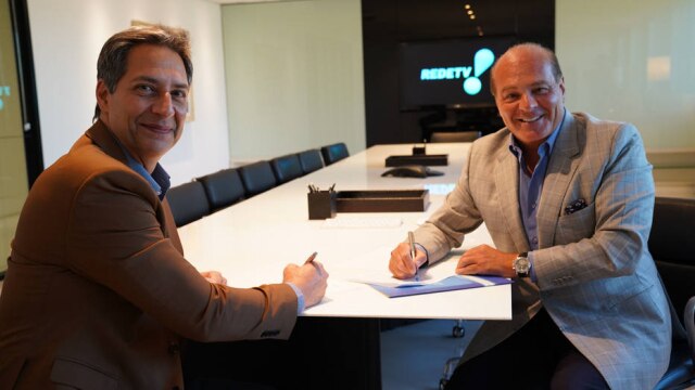 RedeTV! / Divulgação Luís Ernesto Lacombe e Marcelo de Carvalho assinam contrato na RedeTV!