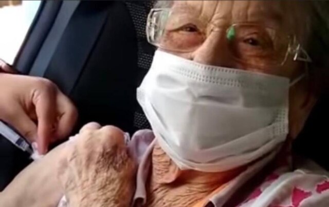 Instagram/ @vovopalmirinha Palmirinha recebeu a segunda dose da coronavac nesta segunda-feira, 15