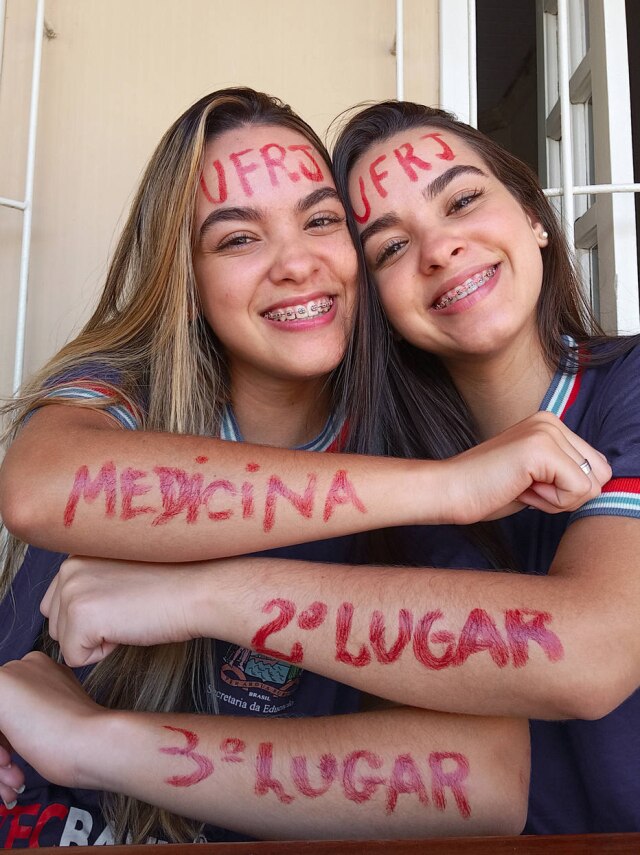 Samyra Aramuni Sarah e Samyra conquistaram o segundo e terceiro lugar no ENEM para medicina na UFRJ.