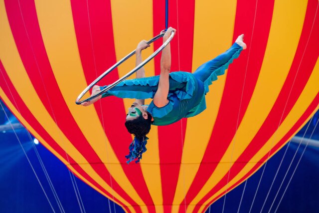 Vinicius Grosbelli Rebecca Stauffer trabalha como artista de circo há três anos, a acrobata divide o tempo entre artista de circo e RP para se manter.